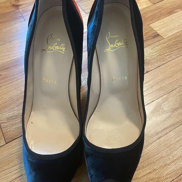 Beautiful velvet platform peep-toe Louboutin. - Picture 9 of 12